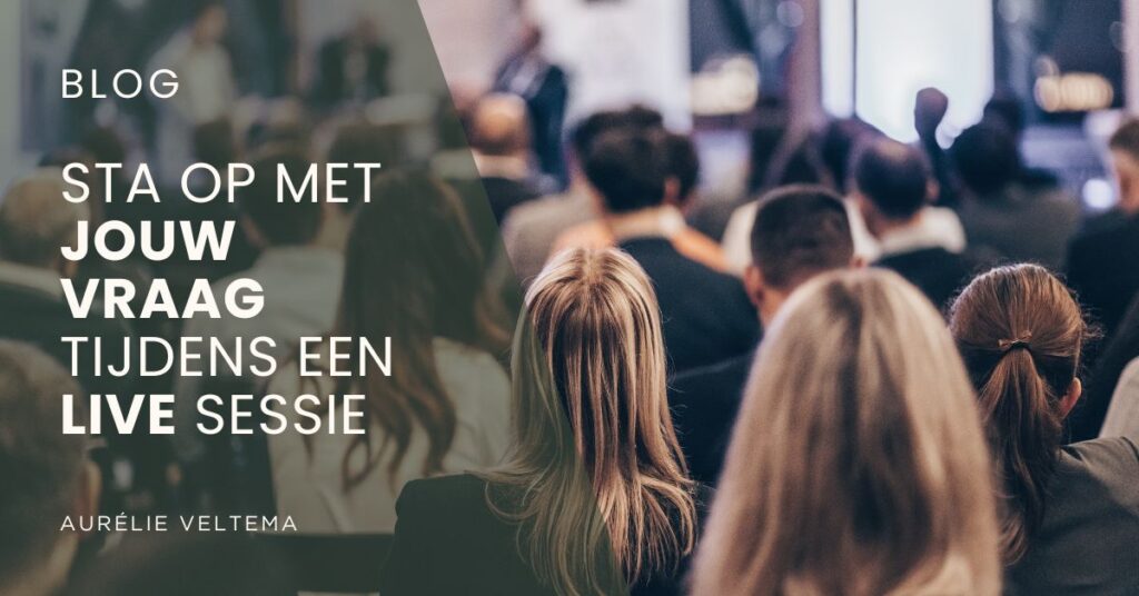 Blog banner met publiek en tekst: Sta op met jouw vraag