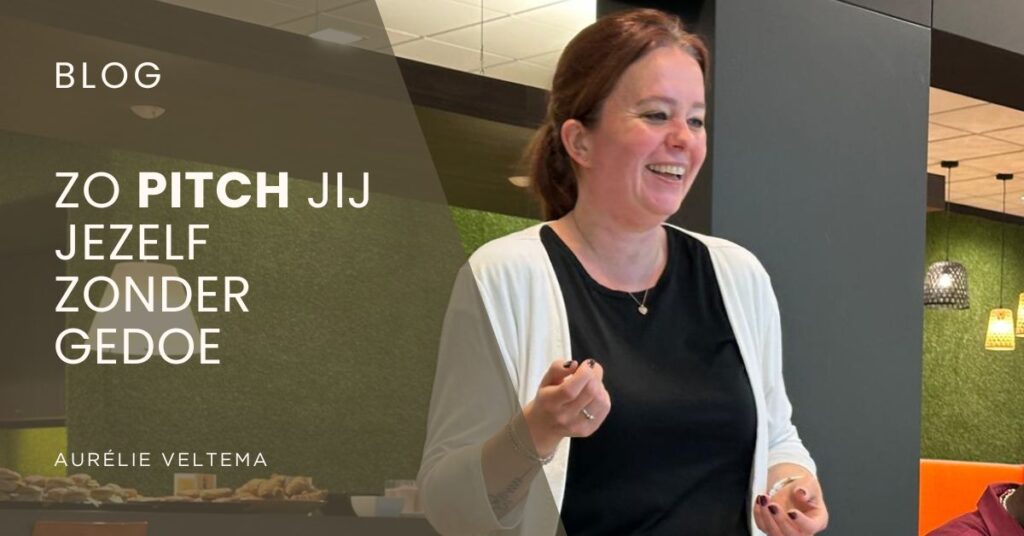 Blog banner zo pitch jij jezelf zonder gedoe met foto van Aurélie in een pitch