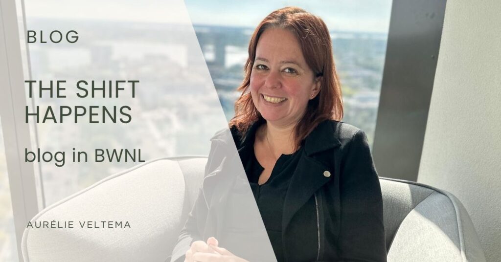 Blog banner foto van Aurelie Veltema in stoel. The Shift Happens Blog voor BWNL
