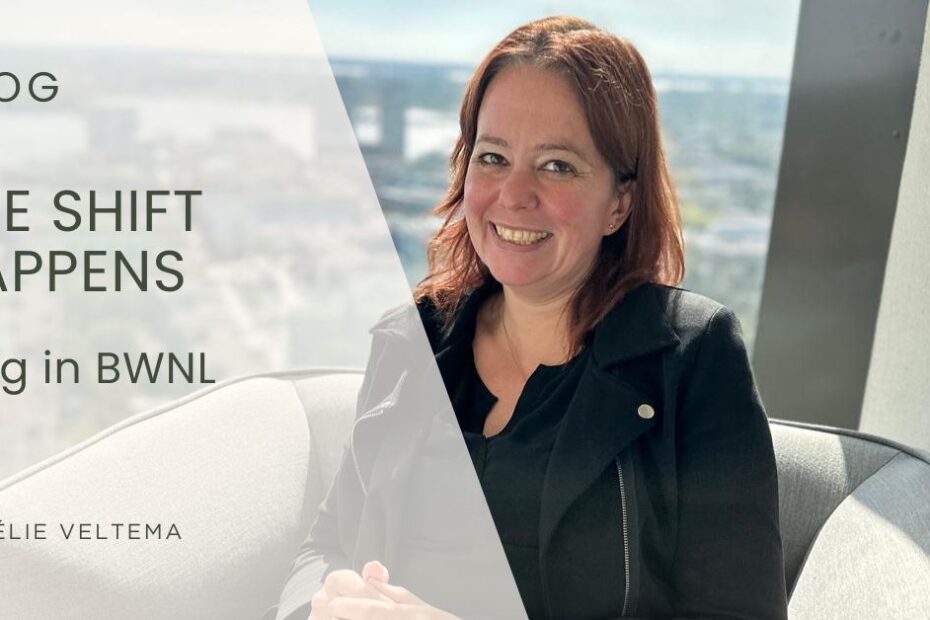 Blog banner foto van Aurelie Veltema in stoel. The Shift Happens Blog voor BWNL