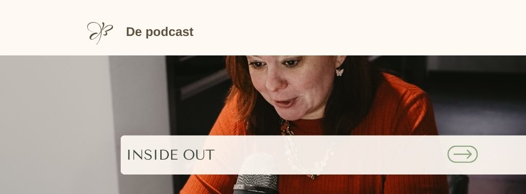 Inside Out de podcast banner met foto Aurélie met microfoon