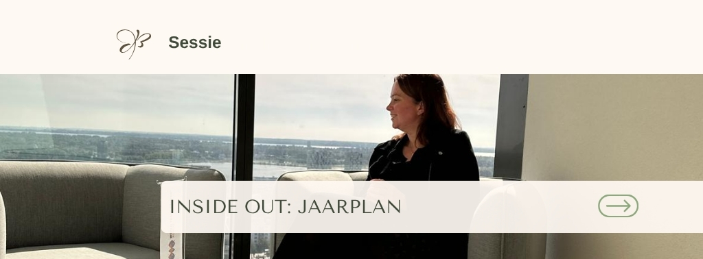 Inside Out jaarplan sessie banner met foto van Aurélie in stoel met uitzicht over Almere