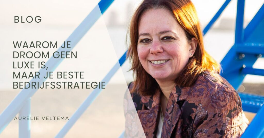 Foto van Aurelie Veltema, zittend op een trap Tekstblok: Blog Waarom je droom geen luxe is, maar je beste bedrijfsstrategie? Aurélie Veltema foto credit Bonny BMoments