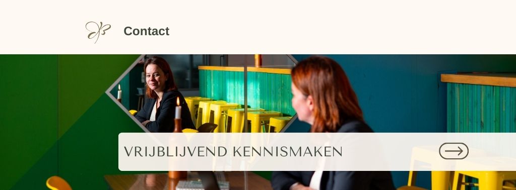 Foto van Aurélie aan tafel kijkt in spiegel. Contact Vrijblijvend kennismaken