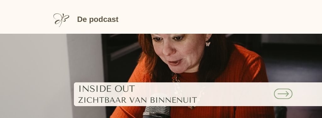 banner Inside Out podcast: zichtbaar van binnenuit foto Aurélie aan microfoon